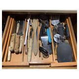 DRAWER FULL OF ASSORTED KITCHEN UTENSILS & KNIVES - KITCHEN