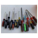 ASSORTMENT OF SCREWDRIVERS (SOME SNAP-ON) - GARAGE