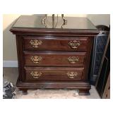 MAHOGANY 3 DRAWER NIGHT STAND W/ GLASS TOP PROTECTOR (DOES NOT INCLUDE CONTENTS IN/TOP) 26 1/2" WIDE X 16 1/2" DEEP X 24" TALL ***SPECIAL PICKUP INSTRUCTIONS - UP MASTER BED