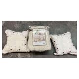 Lovely queen size bedspread with floral motif, also includes two matching accent pillows, see pictures for details.