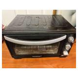 Cuisinart toaster oven, powers up, needs cleaning, see pictures for details.