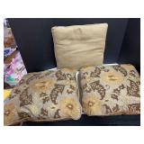 Accent pillows, three pieces, see pictures for details.
