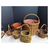 Basket assortment, includes a large, lined basket, see pictures for details.