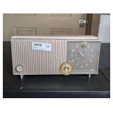 MID-CENTURY RCA VICTOR CLOCK RADIO