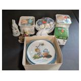 DESIGNER COLLECTION AMERICAN GREETINGS LASTING MEMORIES DECORATIVE PLATES, JOHN DEERE WIND CHIME, AND MORE IN MIDDLE TABLE AREA MARKED 3078