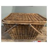 DEN… Woven picnic basket, with content, see pictures for details.