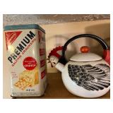 KIT… Rooster themed teapot, also includes a Premium Saltine Crackers tin, see pictures for details.