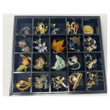 Tray of lovely ladies vintage fashion brooches, and more. See pictures for details.
