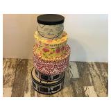 LR… Assorted vintage hat/storage boxes, five pieces, with content, see pictures for details.