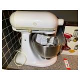 KIT… KitchenAid stand mixer, with accessories, powers up, see pictures for details.