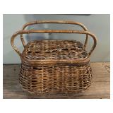 DEN… Vintage woven picnic basket with content, see pictures for details.