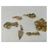 Lovely vintage gold tone brooches, six pieces total, see pictures for details.
