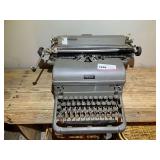 DEN…Vintage Royal manual typewriter, see pictures for details.