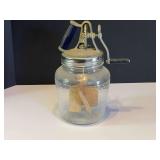 LR… Vintage/antique Oakes Mfg glass jar butter churn, see pictures for details.