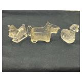 DEN… Vintage clear glass Scotty figurines, one is a creamer, also includes a Toscany collection lamb, see pictures for details.