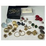 Large assortment of ladies fashion estate earrings, mostly clip on, see pictures for details.