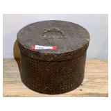 DEN… Vintage woven hat box, with content, see pictures for details.