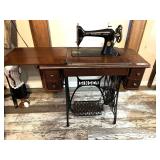 LR… Antique singer treadle machine, with the cabinet, see pictures for details.
