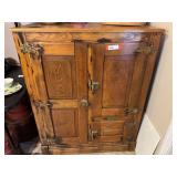 KIT… Antique Victor wooden icebox, see pictures for details.