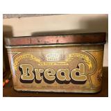 KIT… Vintage looking bread tin, with lid, see pictures for details.