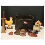 DEN… Vintage/antique wooden bucket with assorted vintage home decor content, see pictures for details.