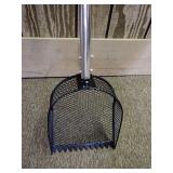 Metal Leaf Scooper with Telescoping Handle