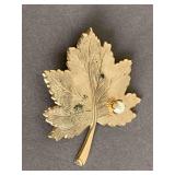 VINTAGE SARAH COVENTRY LARGE GOLD TONE MAPLE LEAF BROOCH W/ FAUX PEARL ACCENT - CHECKOUT