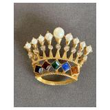 VINTAGE LARGE GOLD TONE CROWN BROOCH W/ MULTI COLOR RHINESTONES & FAUX PEARLS - CHECKOUT