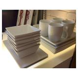 18 PIECES WHITE PORCELAIN DINNERWARE