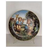1989 DANBURY MINT M.J. HUMMEL PLATE "APPLE TREE BOY & GIRL" 8 1/4" ROUND W/ STAND