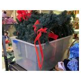 4 CHRISTMAS WREATHS (CRATE INCLUDED)