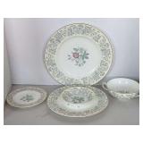 VINTAGE WEDGWOOD BONE CHINA "WILDFLOWER" MADE IN ENGLAND - 5 PIECE PLACE SETTING