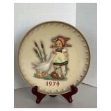 1974 M.J. HUMMEL/GOEBEL COLLECTIBLE PLATE - 4TH IN SERIES "GOOSE GIRL" 7 3/4" ROUND W/ STAND