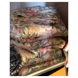 5 PIECE CURTAIN SWAG SET W/ TIE BACKS - CREAM W/ PINK & BLUE DAYLILIES