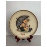 1981 M.J. HUMMEL/GOEBEL COLLECTIBLE PLATE - 11TH IN THE SERIES 7 1/2" ROUND "UMBRELLA BOY" W/ STAND
