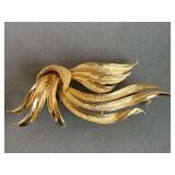 LARGE VINTAGE GOLD TONE TEXTURED LEAF/FEATHER BROOCH - CHECKOUT