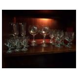 MIXED SHELF LOT OF CLEAR CRYSTAL GLASS WINE GLASSES