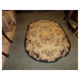 VINTAGE OVAL AREA RUG WITH FLORAL PATTERN