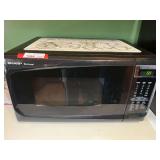KIT… Sharp carousel microwave, powers up, see pictures for details.