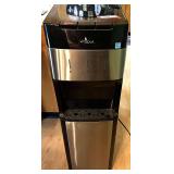 DR… Vitapur water dispenser, dispenses hot and cold water, powers up, see pictures for details.