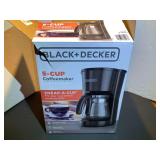 DR… Black & Decker 5 cup coffee maker, powers up, comes with the original box, see pictures for details.