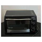 Euro-Pro toaster oven, powers up, working condition unknown, see pictures for details.