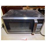 Hamilton Beach microwave, powers up, working condition unknown, glass plate is missing, see pictures for details.