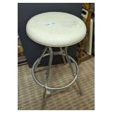 VINTAGE/RETRO SWIVELING STOOL