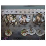 COLLECTOR PLATES AND WIRE FRAME HORIZONTAL BIRD MOTIF PLATE DISPLAY RACK