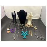 Ladies fashion estate jewelry necklaces, 10 pieces, see pictures for details.
