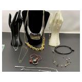 Ladies fashion estate jewelry necklaces, 10 pieces, see pictures for details.