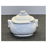 Vintage ceramic sauce tureen with ladle, has an embossed daisy design, see pictures for details.