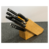 Farberware knife block with assorted knives, see pictures for details.