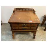 Early American style end table, one drawer pull is missing, the surface has wear, see pictures for details.